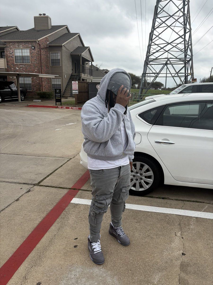 AyethatsKB's tweet photo. I couldn’t decide on white laces or the grey ones 🫩 https://t.co/PCLJD1u1Gh