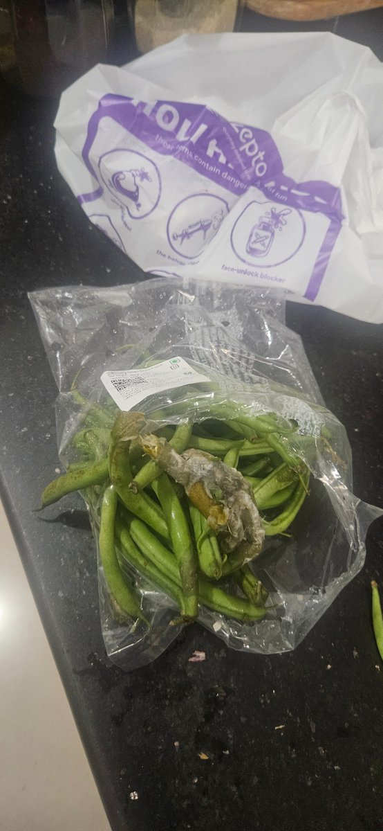 universe_speak's tweet image. What it means, #quickCommerce companies send rotten &amp;amp; stinking vegetables in transparent packing ? - zero accountability for #customer #health #sab chalta hai attitude # packer ,#deliveryboy didnt see #quality doesnt matter 
@ZeptoNow @Zepto. No resolution