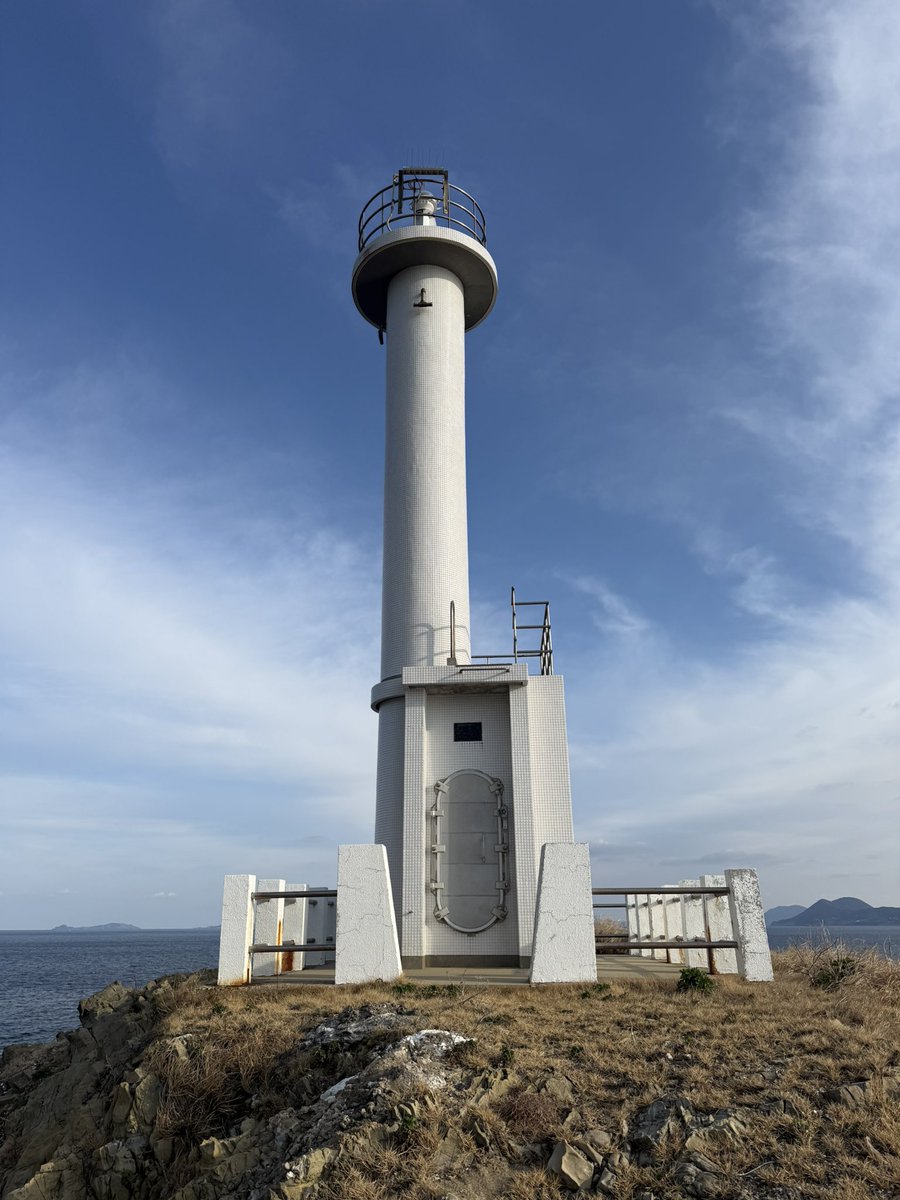 okayusann's tweet photo. 上五島の観光名所を巡る。
此方の方が、五島らしく島と島を渡りながら走るルートが多くて楽しい！
矢堅目灯台を目指して岩場を歩いていたら足を滑らせて海へドボン。腰まで濡れてしまった… https://t.co/peP5OlyAJj