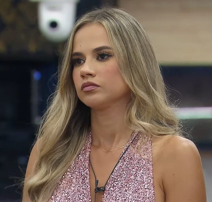 LauuuuL's tweet photo. El servicio de cara de Miss Venezuela, y encima se habla todo, me encanta 
#GranHermano https://t.co/8mokknRswc