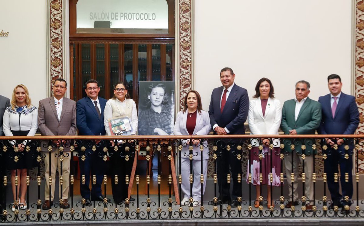 armentapuebla_'s tweet photo. Acompañamos al presidente de la @jugocopo, @SoyPavelGaspar, y a las y los diputados del @CongresoPue en la develación de la placa en honor a Elena Garro en el Salón de Protocolo de la Antigua Sede del Poder Legislativo. 👩🏻‍💼✍🏼✨

Un reconocimiento a la destacada escritora poblana, en el marco del Mes de las Mujeres. 💜