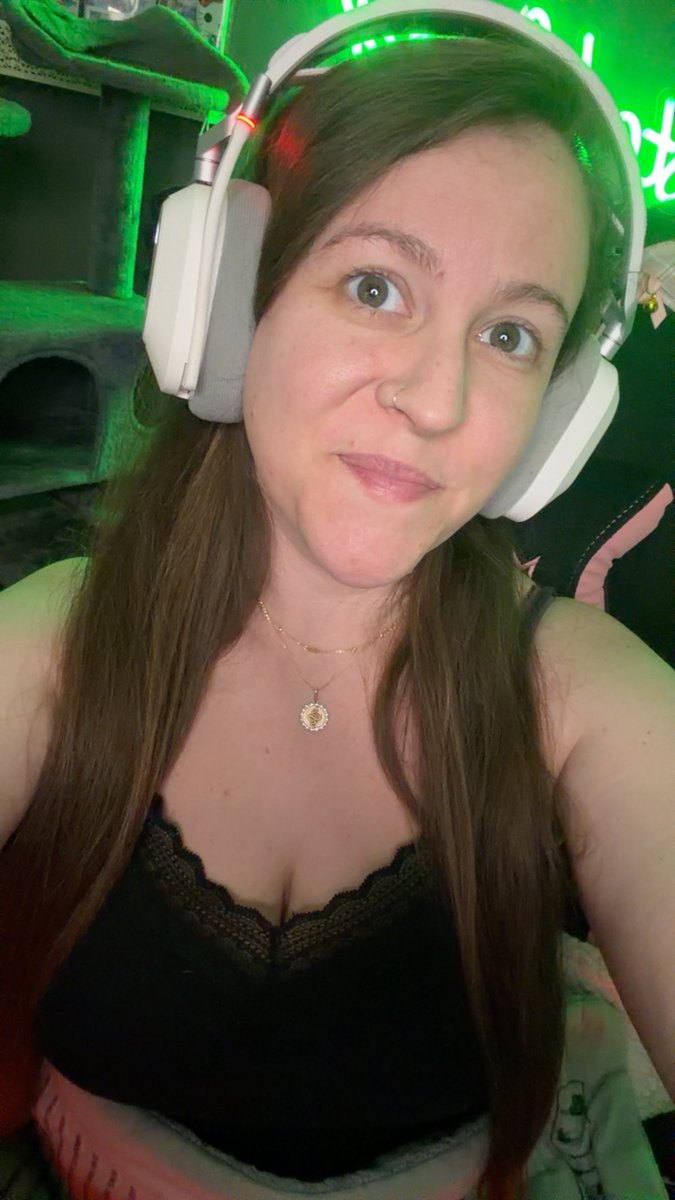 HEY GUYS!!  🍑 

WE ARE LIVE ON TWITCH!!

With #ArcRaiders 🖤 

twitch.tv/MamaTwistedttv

Come hang out with us!
     #streamer #twitch 👀