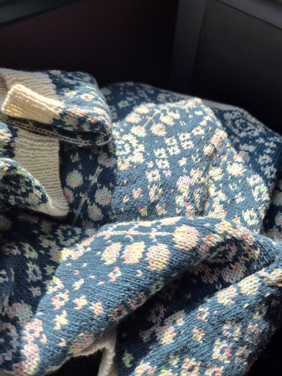 오늘 잘 입을 수 있는 분께 보내야해서 들고 출근했는데, 역시 자연광에서 색이 제일 이쁘더라.
출근길 버스 안에서 찍음.