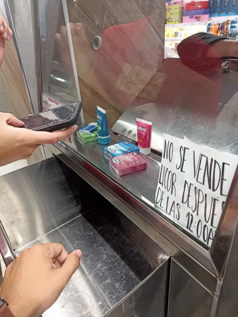 ceroh0es's tweet photo. 3 tipos a las 3 am comprando un caja de duo, un lubricante y un duroval https://t.co/XVQ6qMfchN