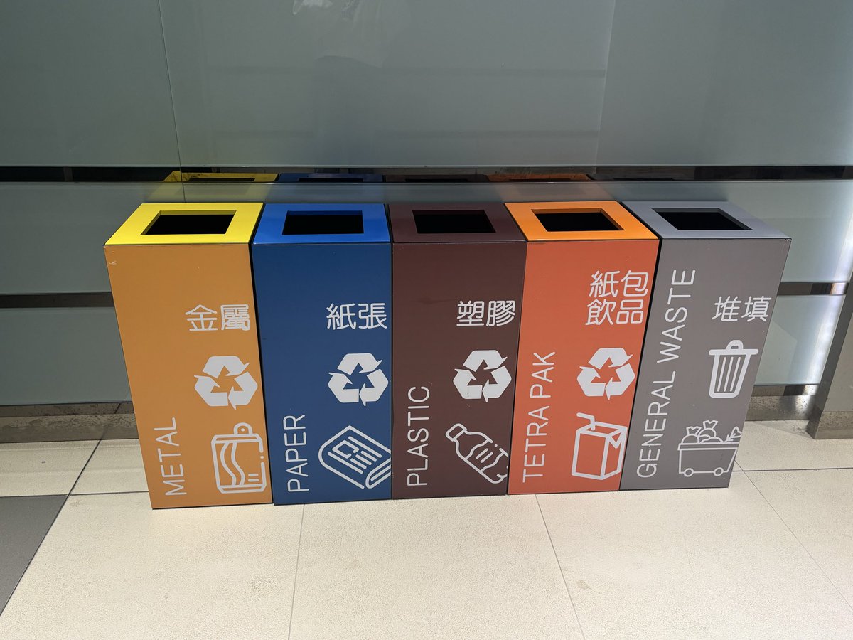 xtomatocherry's tweet photo. Different people use recycling bin in different ways. Some wash the plastic bottles and sort them before disposing, while some throw in bottles directly, like a regular trash bin. Recycling bins have become a microcosm of civic virtue and a touchstone for social education. #CJEP https://t.co/g1BWTL14Z7