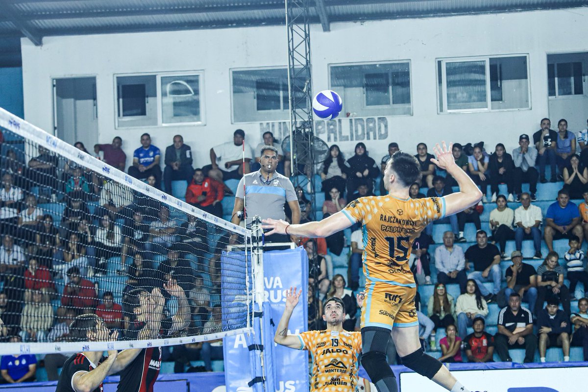 MonterosVoley's tweet photo. #LVA Final del 3° Set.

Cuartos de Final - Partido 3

Monteros Vóley 25 (1) [1] - River Plate 23 (2) [1]

En vivo: https://t.co/IxZwIYZO8I

#SomosMVC
#SomosMonteros https://t.co/JzPhk4sjT0