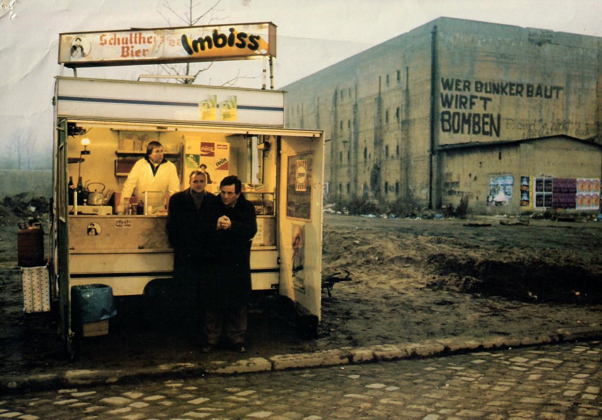 filmes_e_filmes's tweet photo. Bruno Ganz e Peter Falk fotografados no set de "Wings of Desire", obra-prima de 1987 dirigida por Wim Wenders.🔥🎥
#brunoganz #peterfalk #wimwenders #wingsofdesire https://t.co/3Cuu4mNRWl