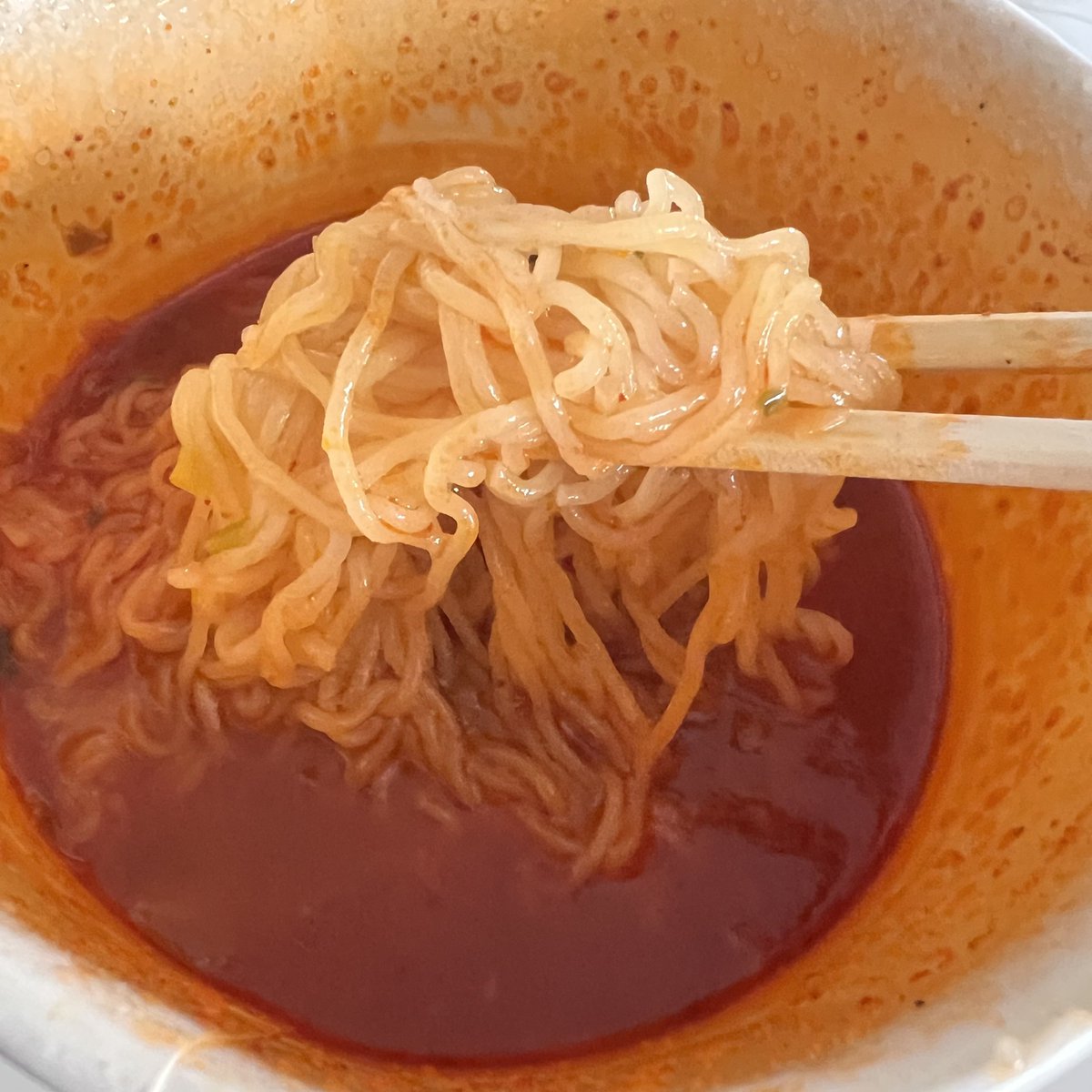 RcruCMZL's tweet photo. オモリのキムチチゲラーメンが日本で（ドンキで）買えるだと、、、！？
渡韓したときにキャリーに詰めて帰ってきてたなぁ https://t.co/V0GScurjUu
