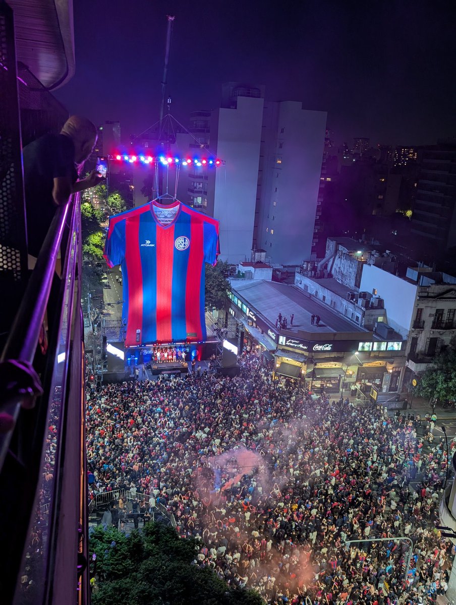 soyfedemartinez's tweet photo. 🚨 La camiseta de #SanLorenzo que se presentó en Boedo 27 metros de largo por 19 de ancho.

Gigante, acorde a su club. https://t.co/2kru3IEI6V