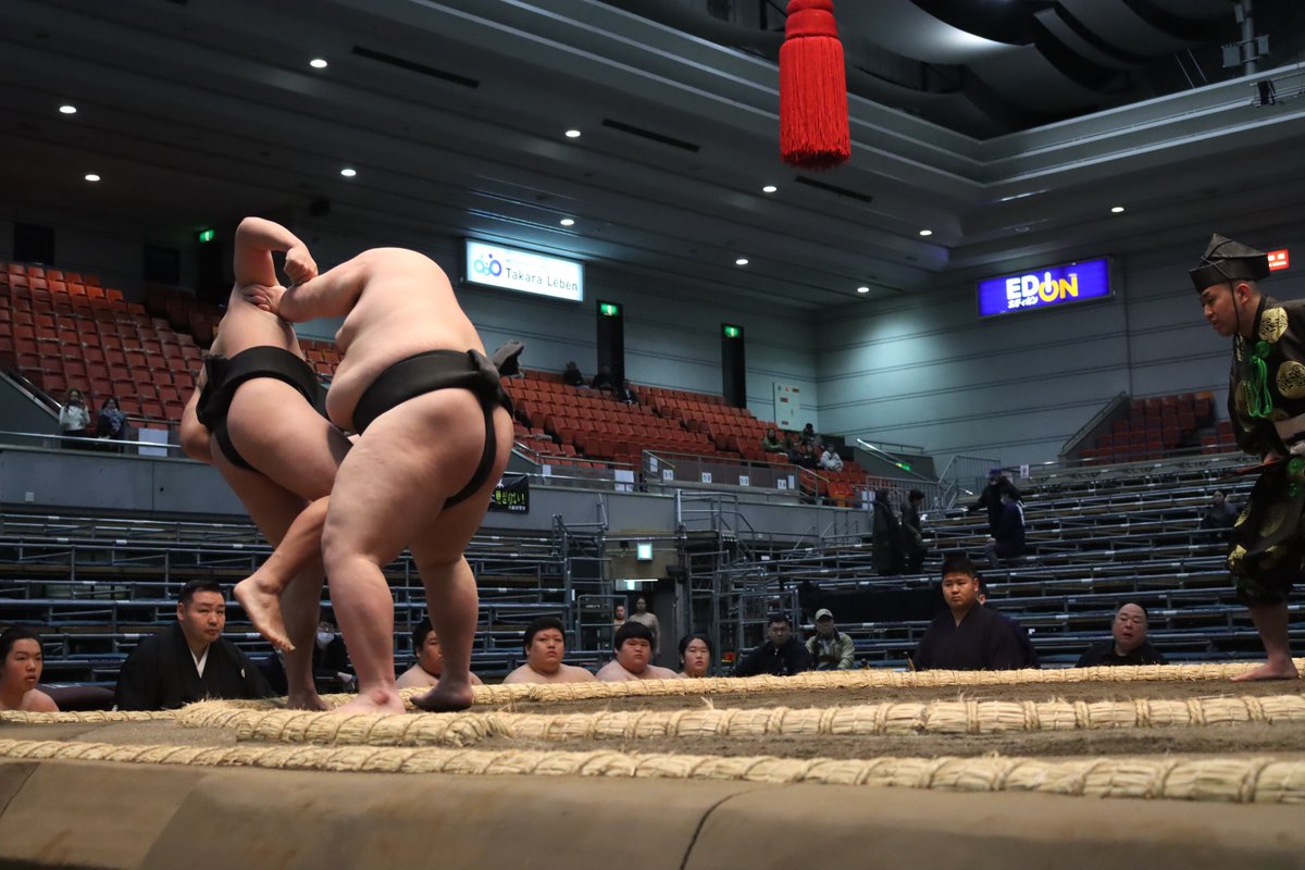 三日目の様子＞ 前相撲続き 中澤（木瀬）－跳乃山（放駒） 川副