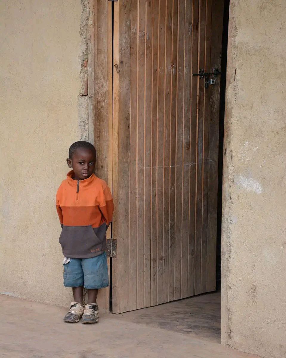 شَكَا رجلاً إِلَى رَسُولِ اللهِ ﷺ قَسْوَةَ قَلْبِهِ ،
فَقَالَ لَهُ النبي : "إِنْ أَرَدْتَ أَنْ يَلِينَ قَلْبُكَ فَأَطْعِمِ الْمِسْكِينَ، وَامْسَحْ رَأْسَ الْيَتِيمِ"

حباً_لرسول _الله _صلّو _عليه💚