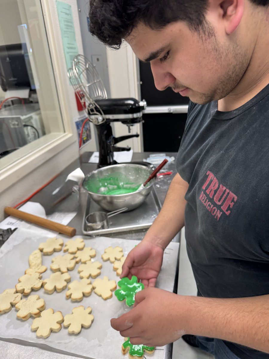 🍀 BCHS in Action! 🍀
The BCHS Culinary Assets Club is getting into the St. Patrick’s Day spirit by baking delicious clover-shaped sugar cookies! 🍪🍀 Students worked together to mix, roll, cut, and decorate their festive treats! #bchsed #buhachpride #muhsd