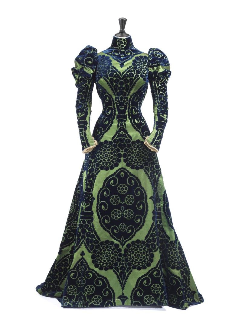 plummie9's tweet photo. Paris
Maison Worth

Spectacular Tea Gown, c. 1897

Silk velvet façonné coupé (shaped and cut), silk satin

Palais Galliera
#Fashionhistory https://t.co/cuKMme8OqH