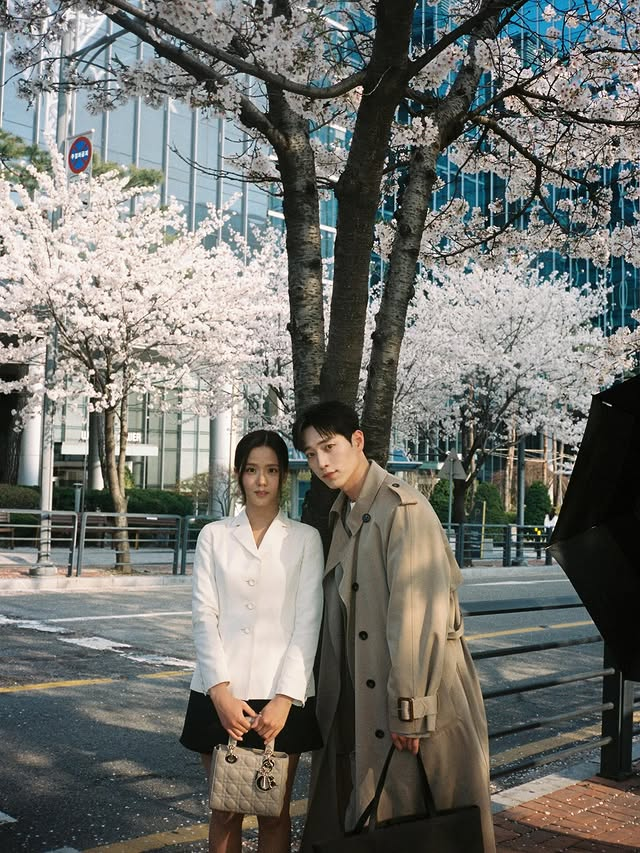 imbcenews's tweet photo. "서강준 얼굴이 개연성" 지수 SNS 공개에 '월간남친' 벚꽃 선배 신드롬 [소셜in]
#서강준 #지수 #월간남친 #SNS #벚꽃선배 #신드롬 #iMBC연예

네티즌들 실시간으로 뜨거운 반응을 쏟아냈다. 서강준의 얼굴이 나올 때마다 환호성을 지른다는 후기부터 제발 로코 좀 많이 찍어달라는 간절한 요청이 줄을 이었다.

특히 벚꽃 사이로 등장하는 서강준의 비주얼에 대해 인생작 경신이라는 찬사가 쏟아졌고 지수와의 얼굴 합이 너무 좋아 메인 커플로 다시 만나달라는 청원까지 이어졌다.

🔗https://t.co/GlGTZXRKSE