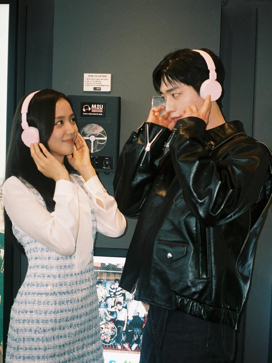 imbcenews's tweet photo. "서강준 얼굴이 개연성" 지수 SNS 공개에 '월간남친' 벚꽃 선배 신드롬 [소셜in]
#서강준 #지수 #월간남친 #SNS #벚꽃선배 #신드롬 #iMBC연예

네티즌들 실시간으로 뜨거운 반응을 쏟아냈다. 서강준의 얼굴이 나올 때마다 환호성을 지른다는 후기부터 제발 로코 좀 많이 찍어달라는 간절한 요청이 줄을 이었다.

특히 벚꽃 사이로 등장하는 서강준의 비주얼에 대해 인생작 경신이라는 찬사가 쏟아졌고 지수와의 얼굴 합이 너무 좋아 메인 커플로 다시 만나달라는 청원까지 이어졌다.

🔗https://t.co/GlGTZXRKSE