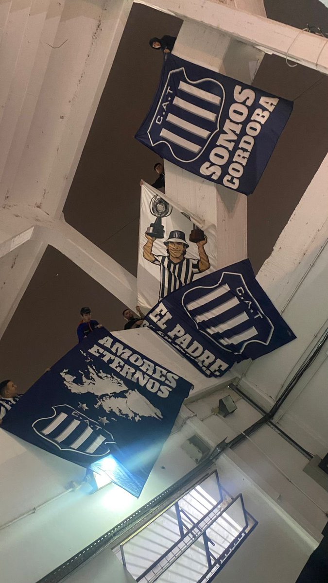 RecibimientoT's tweet photo. Ni la lluvia nos para con los preparaTivos para el jueves💙🤍💙 https://t.co/g6YpBfzIEw