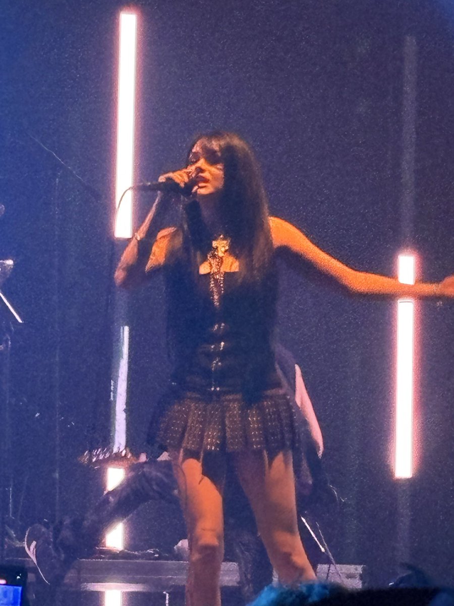 emilynbratton6's tweet photo. saw my girl crush last night and she didn’t fall in love with me but it’s fine 😭 @MaggieLindemann https://t.co/C3CSnJ6P6w