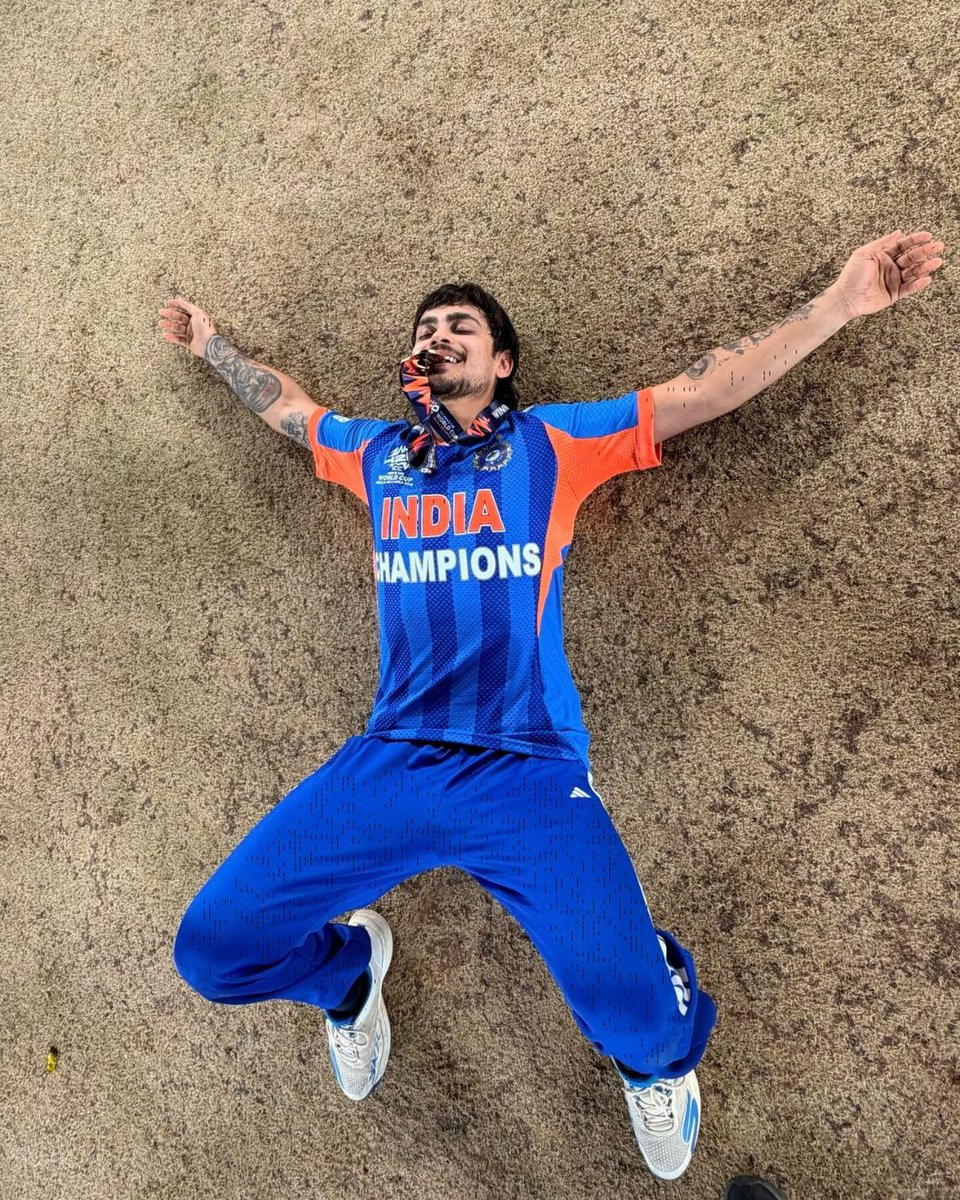 aajtak's tweet photo. टी20 विश्वकप 2026 का खिताब जीतने के बाद क्रिकेटर ईशान किशन ने ट्रॉफी के साथ खास सोशल मीडिया पोस्ट साझा किया। तस्वीर के साथ उन्होंने लिखा, “Built for the podium 🇮🇳🏆”

#IshanKishan #T20WorldCup2026 #TeamIndia #WorldCupWinner #Champions #ATPhotoblog #AajTakSocial #AajTakCricket https://t.co/gA5XY7aoAC