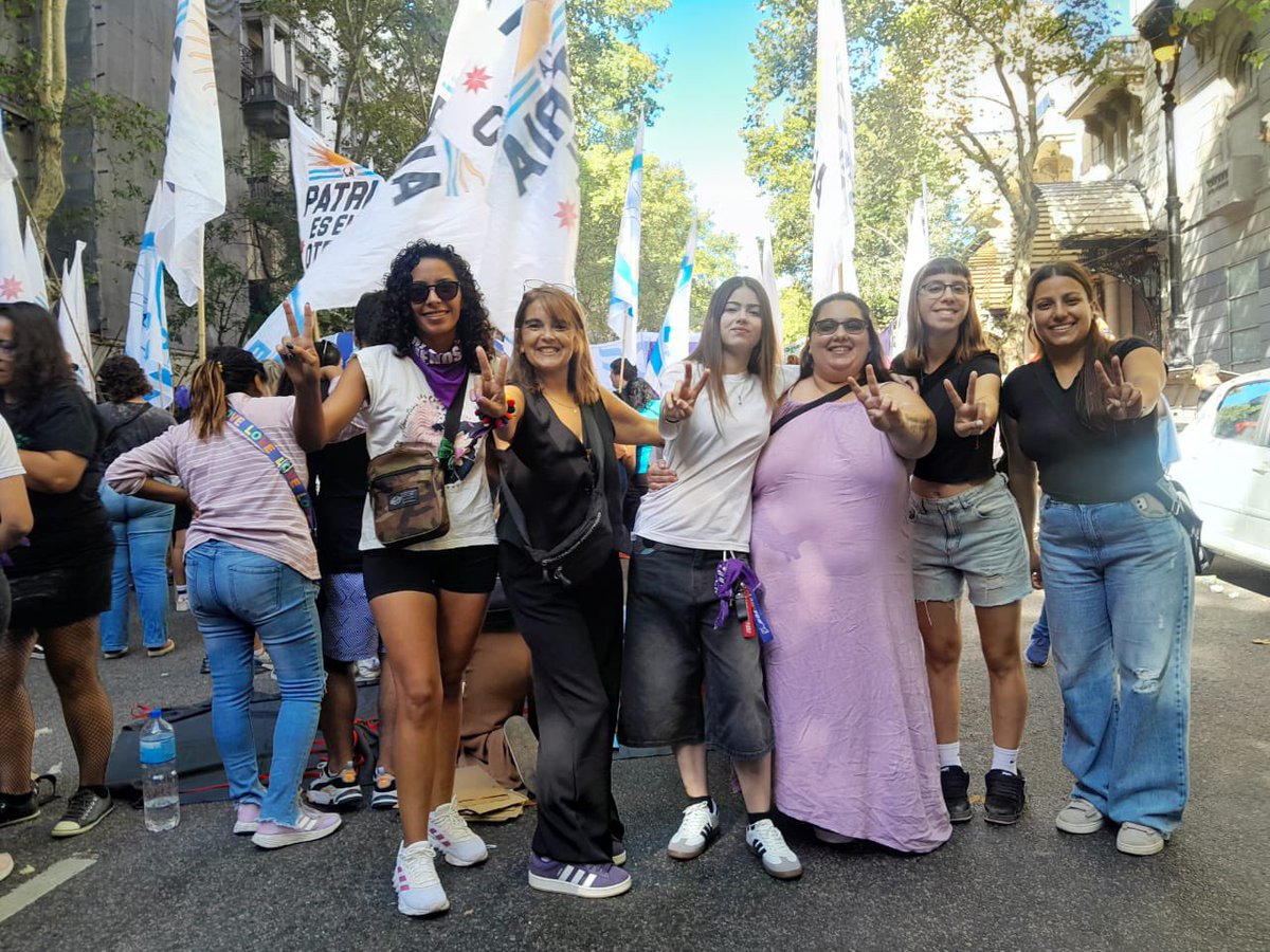 fplealtad's tweet photo. Unir luchas, defender el futuro 🔥💜

En el marco del #8M marchamos encolumnadas con el @MOVIMIENTODAF . Frente al ajuste y la crueldad del gobierno de Milei, las mujeres y diversidades nos seguimos organizando y luchando por nuestros derechos.

@MOVIMIENTODAF 
@patriaeselotrok https://t.co/TnsD3MvmIY