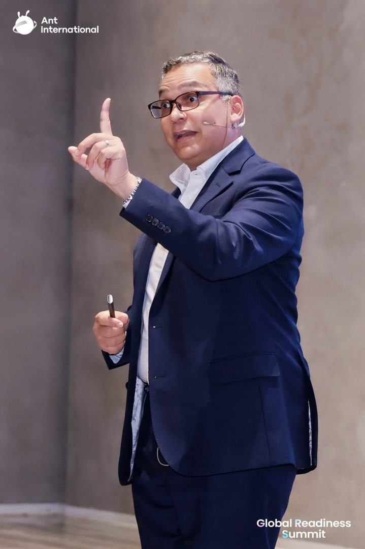 socoselling's tweet image. Many teams treat MEDDIC like a checklist. They ask too many questions just to finish a step. I recently told 200 reps in Hangzhou that MEDDIC is a customer management system. You use it to find gaps early so you can fix them or move on. 

#MEDDIC #Sales #SalesTraining