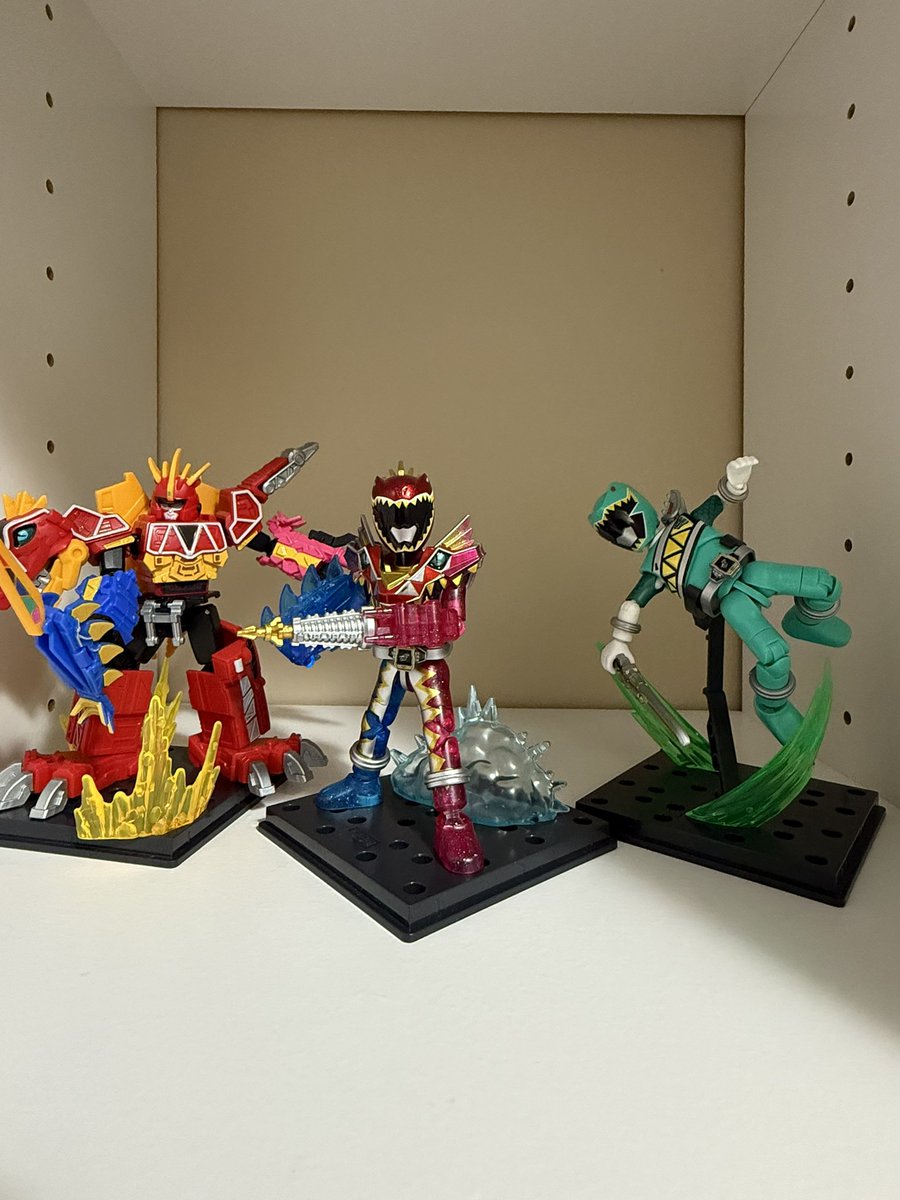 Tonict97186's tweet photo. most interesting in the Blokees set specifically the Vol.1 Shinning edition of the bases and effects.
So like you can have OOO Tajador in flaming arua or Kyoryuger Red Carnival posing when defeating an enemy.
#Blokees #Supersentai #KamenRider #superherotaisen https://t.co/oxdtUaqcAW