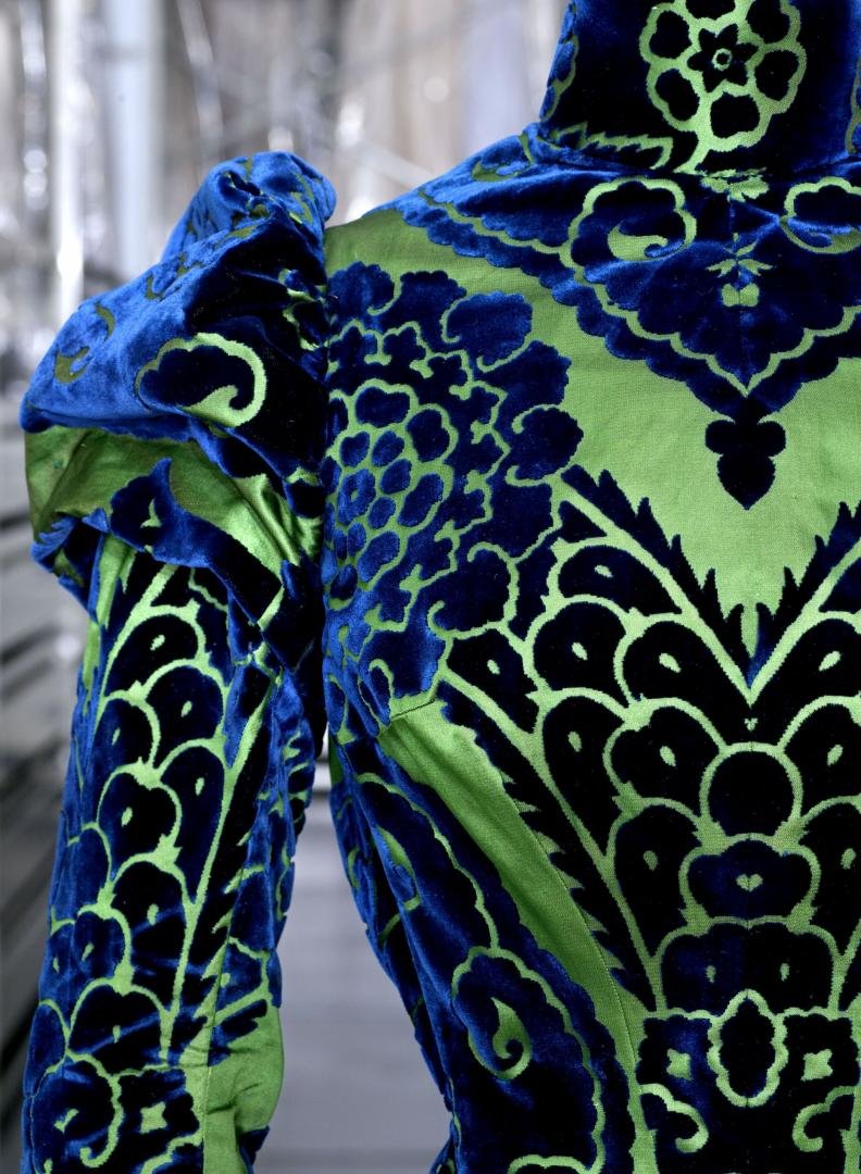 plummie9's tweet photo. Paris
Maison Worth

Spectacular Tea Gown, c. 1897

Silk velvet façonné coupé (shaped and cut), silk satin

Palais Galliera
#Fashionhistory https://t.co/cuKMme8OqH