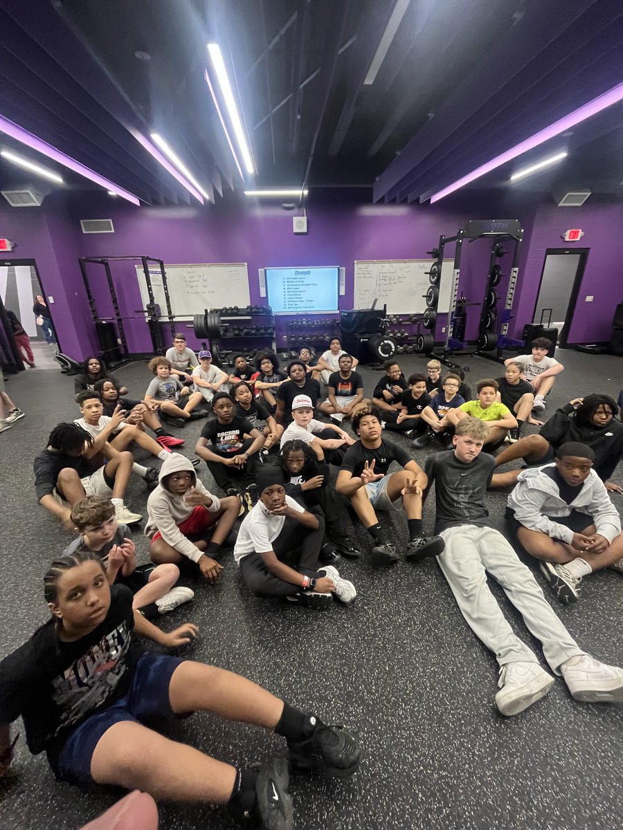 ParkwayNorthFB's tweet image. 30+ middle schoolers getting introduced to the weight room tonight! They did a great job! Round 2 on Wednesday night. Thankful for all the help from our PNJV coaches! 
#OneProgram