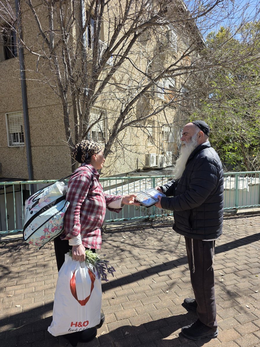 WCKitchen's tweet photo. Many people in northern Israel have been living in shelters for the last several days as attacks in the region escalate. WCK teams are providing hot meals to these families who can’t evacuate safely, ensuring they still have access to fresh, nourishing food. #ChefsForMidEast https://t.co/l5Xjo6ev4i