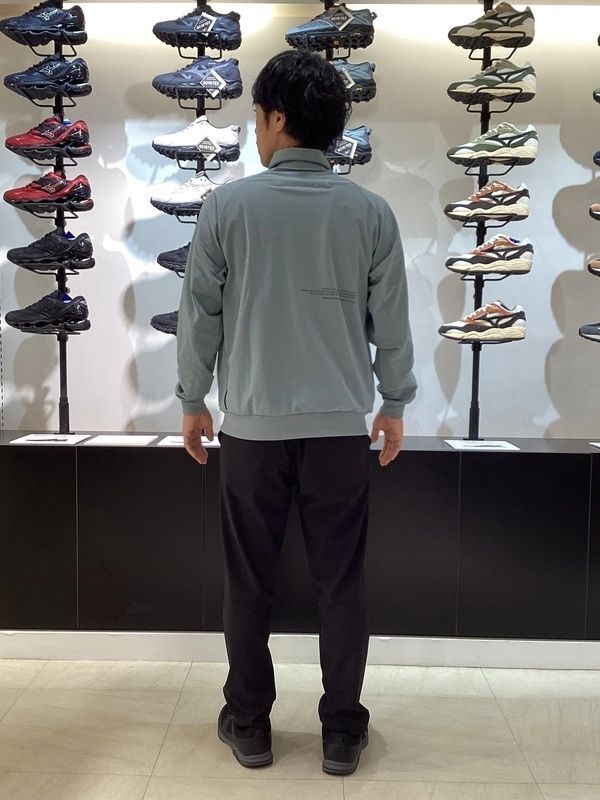 ＼スタッフのおすすめ！／
ハイゲージクイックドライトラックジャケット！
肌触りの良さとストレッチ性に優れたハイゲージ素材のジャケット。
UVカット機能付きなので日差しが強くなるこれからの季節に。

jpn.mizuno.com/ec/disp/snap-d…

#スタッフスナップ
#ミズノウエルネスショップ八重洲