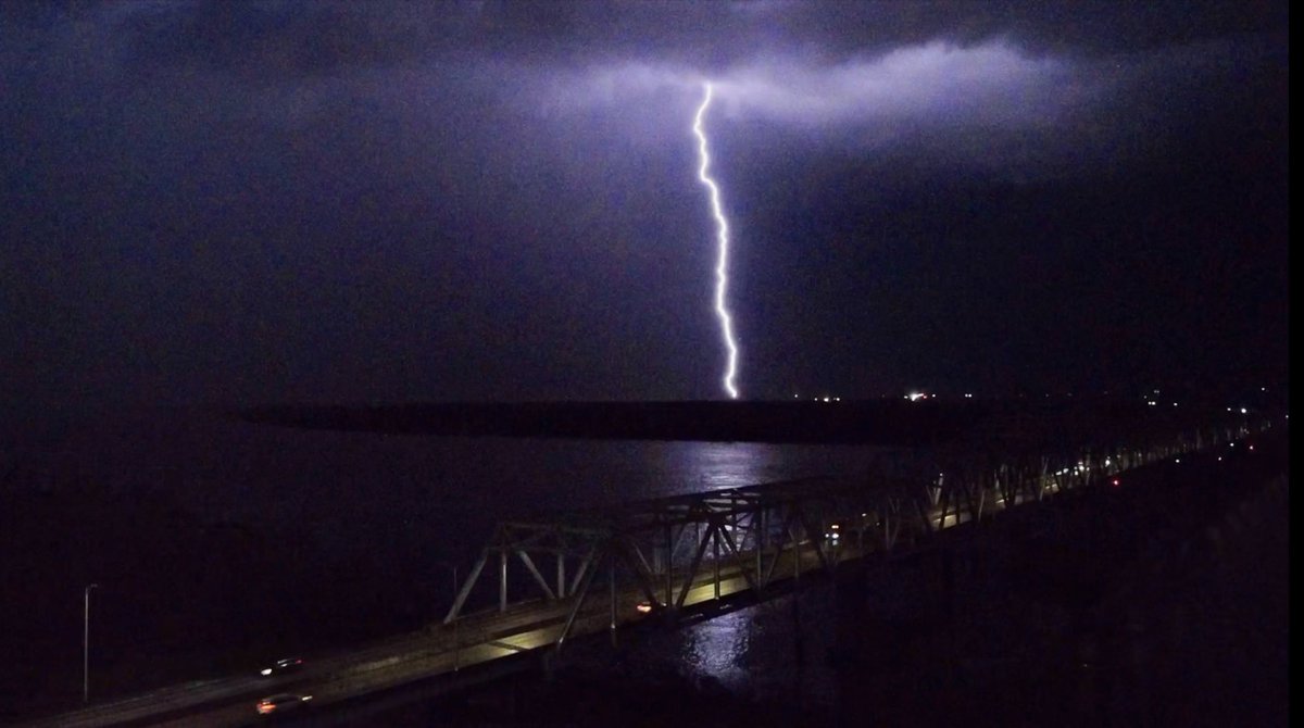 601ITGuy's tweet photo. @DaltonBlitch @BradArnoldWX @MaxVelocityWX @ryanhallyall @WEATHERmanBURKE @spann @simpsonWVTM13 @NWSHuntsville @foxweather @weatherchannel @accuweather @SevereStudios @EvanFor2020 Epic shot. Easily beat mine! https://t.co/eINzpHKVFj