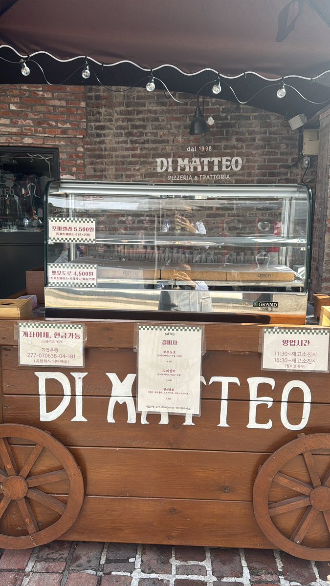 dimatteo_1998's tweet photo. <봄 시즌>길피자 오늘 시작합니다!

봄을 맞이하여 포장마차에서 잠시 기존에 진행했던 길피자와 길거리용 튀김피자도 판매합니다! 

많은 관심 부탁드립니다!
11:30- 재고 소진시까지 (중간 브레이크타임 14:00-16:30) https://t.co/hRx52wzA7w