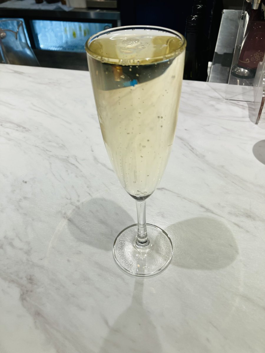murai_rr's tweet photo. 前から気になってたポルタのフレンチ酒場GOLDという店にランチに行ったんですが、めちゃ満足感高くて良かったです。ワイン冗談みたいな量入ってきてびっくりしちゃった。14時からはさらにお得なセットがあるらしくて、絶対にまた行こうと誓いました。 https://t.co/X4Ltvt15jC