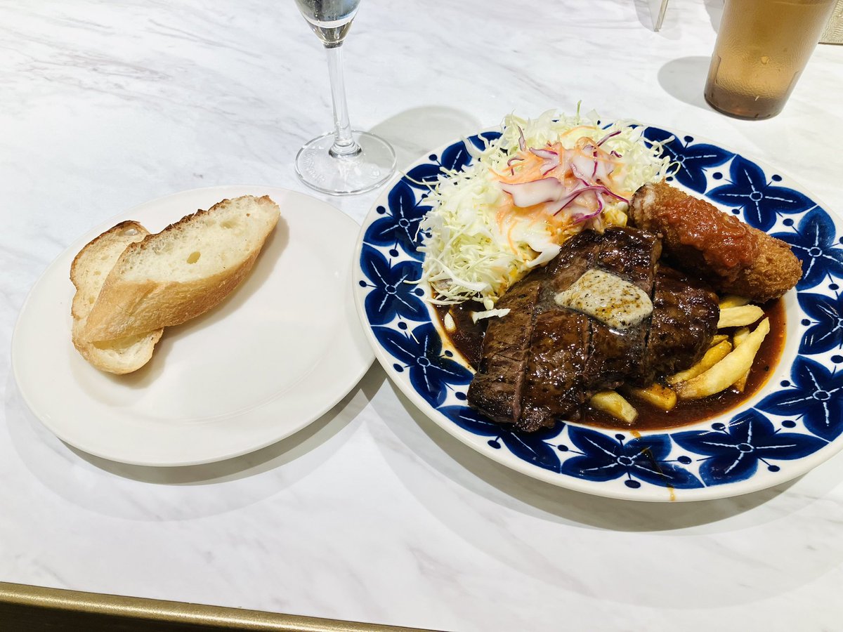 murai_rr's tweet photo. 前から気になってたポルタのフレンチ酒場GOLDという店にランチに行ったんですが、めちゃ満足感高くて良かったです。ワイン冗談みたいな量入ってきてびっくりしちゃった。14時からはさらにお得なセットがあるらしくて、絶対にまた行こうと誓いました。 https://t.co/X4Ltvt15jC