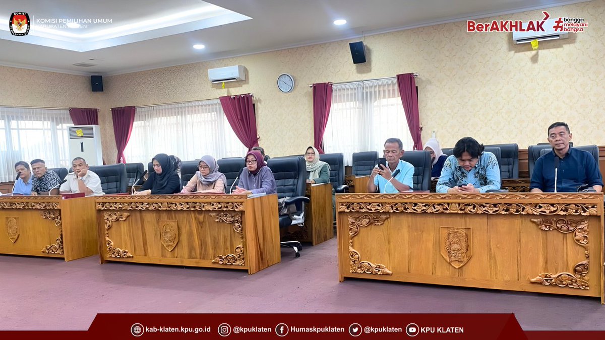 Ketua dan Sekretaris KPU Kabupaten Klaten menghadiri undangan rapat gabungan yang diselenggarakan oleh DPRD Klaten pada Senin (9/3/2026). Kegiatan tersebut berlangsung di Ruang Rapat Badan Anggaran DPRD di Klaten mulai pukul 10.00 WIB hingga selesai.