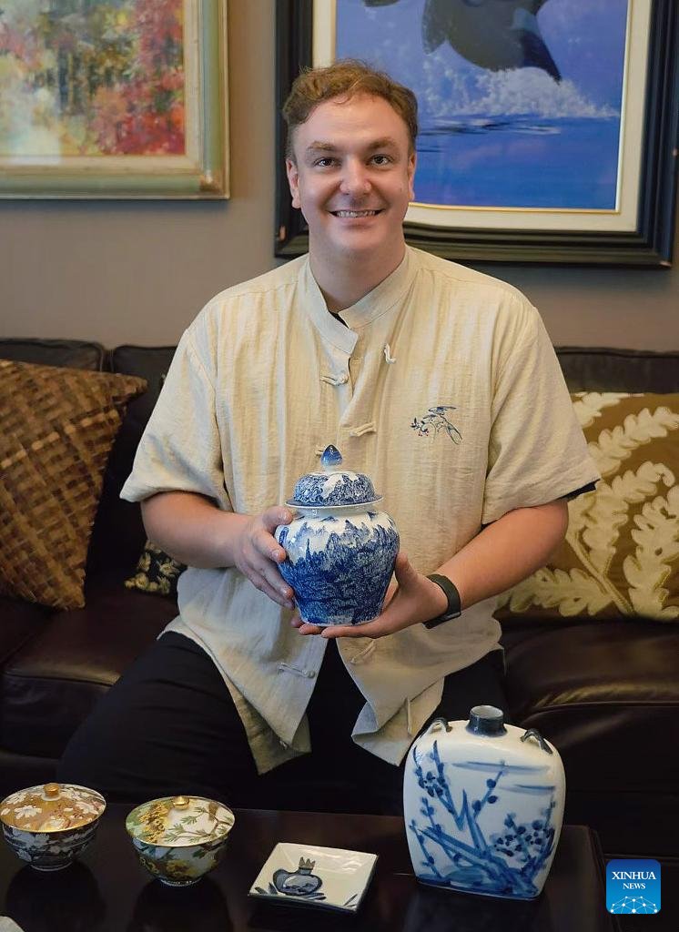 VoiceofPD's tweet image. Jaume Ribalta, a Spanish #porcelain artist, settled in #Jingdezhen, dubbed China's "porcelain capital," four years ago. His studio is filled with Chinese elements -- antique furniture, a portrait of Confucius, and traditional ink landscape paintings -- each detail reflecting