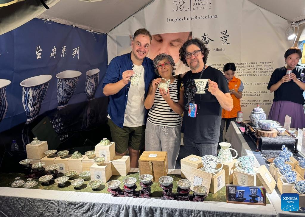 VoiceofPD's tweet image. Jaume Ribalta, a Spanish #porcelain artist, settled in #Jingdezhen, dubbed China's "porcelain capital," four years ago. His studio is filled with Chinese elements -- antique furniture, a portrait of Confucius, and traditional ink landscape paintings -- each detail reflecting