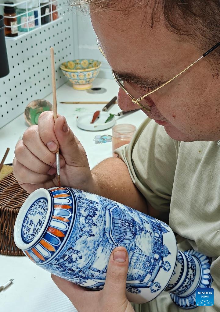 VoiceofPD's tweet image. Jaume Ribalta, a Spanish #porcelain artist, settled in #Jingdezhen, dubbed China's "porcelain capital," four years ago. His studio is filled with Chinese elements -- antique furniture, a portrait of Confucius, and traditional ink landscape paintings -- each detail reflecting