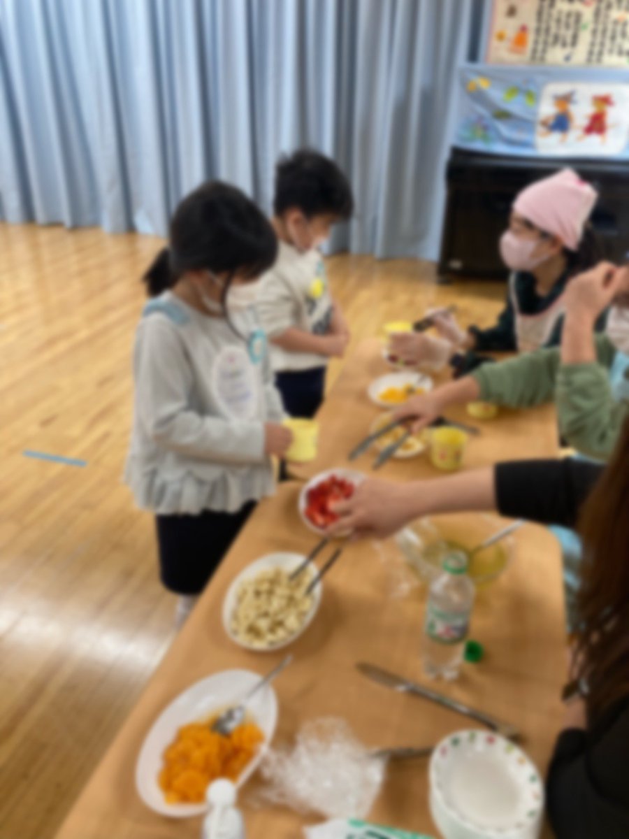honmurakg's tweet photo. 3月10日   3月の誕生会🎂です♪
セレモニーの後、昨日お買い物した果物🍊🍎を包丁で切り、フルーツポンチの準備をしています。
食べたいフルーツを自分で選び、シロップや炭酸水をかけて、いただきます😋 https://t.co/wliEmmfbHU