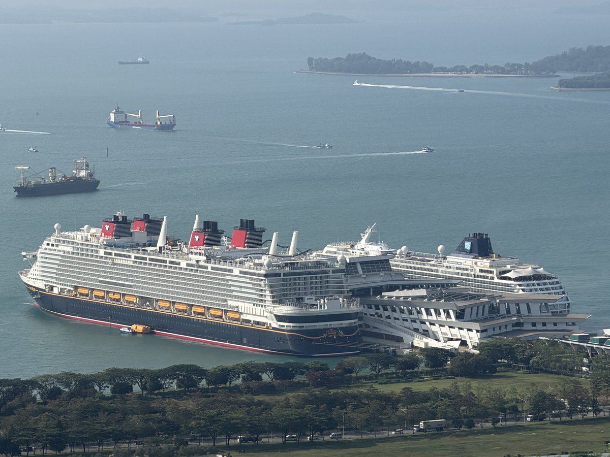 mickeynet007's tweet photo. 本日3月10日待ちに待ったディズニー・アドベンチャーの処女航海です🚢マリーナベイ・サンズからディズニー・アドベンチャーが見えますよ！#MNDCL https://t.co/rgkjL7Lnxn