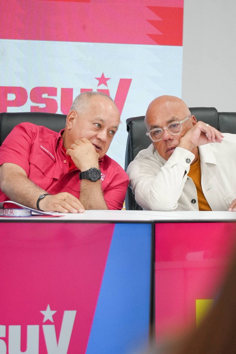 ConElMazoDando's tweet photo. #ChávezPorAhoraYSiempre | El secretario general del Partido Socialista Unido de Venezuela (PSUV), Diosdado Cabello Rondón, informó que durante la Consulta Popular Nacional que se realizó este fin de semana, “hay estados que superaron el 35% del padrón electoral en la participación”.

Asimismo, durante la rueda de prensa del PSUV, resaltó el acompañamiento y movilización de los Comités de Bases durante esta jornada electoral del Pueblo.

“Nosotros, revisando siempre autocríticamente, revisando los números, la participación, fijamos; el Presidente nos envió una meta de 20 compañeros por Comité de Base, el partido activado, nosotros nos fuimos inclusive un poco más allá de las 20 y pusimos como meta 30 por Comité de Base, y bueno, nuestro Pueblo se movió”, expresó.

Reafirmó que esto demuestra “que la estructura de este partido está a la orden del Poder Popular, este partido está a la orden de las bases populares en cualquier rincón de nuestro país”.

@dcabellor