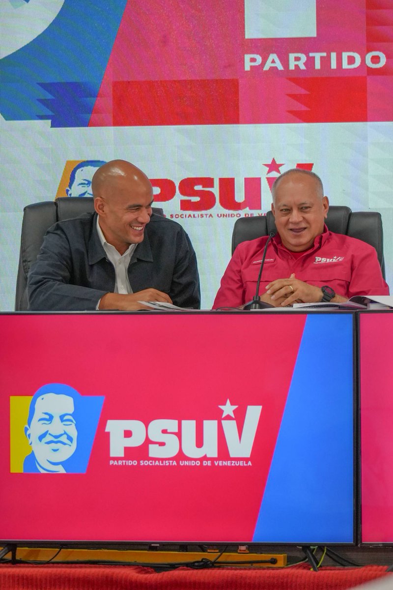 ConElMazoDando's tweet photo. #ChávezPorAhoraYSiempre | El secretario general del Partido Socialista Unido de Venezuela (PSUV), Diosdado Cabello Rondón, informó que durante la Consulta Popular Nacional que se realizó este fin de semana, “hay estados que superaron el 35% del padrón electoral en la participación”.

Asimismo, durante la rueda de prensa del PSUV, resaltó el acompañamiento y movilización de los Comités de Bases durante esta jornada electoral del Pueblo.

“Nosotros, revisando siempre autocríticamente, revisando los números, la participación, fijamos; el Presidente nos envió una meta de 20 compañeros por Comité de Base, el partido activado, nosotros nos fuimos inclusive un poco más allá de las 20 y pusimos como meta 30 por Comité de Base, y bueno, nuestro Pueblo se movió”, expresó.

Reafirmó que esto demuestra “que la estructura de este partido está a la orden del Poder Popular, este partido está a la orden de las bases populares en cualquier rincón de nuestro país”.

@dcabellor