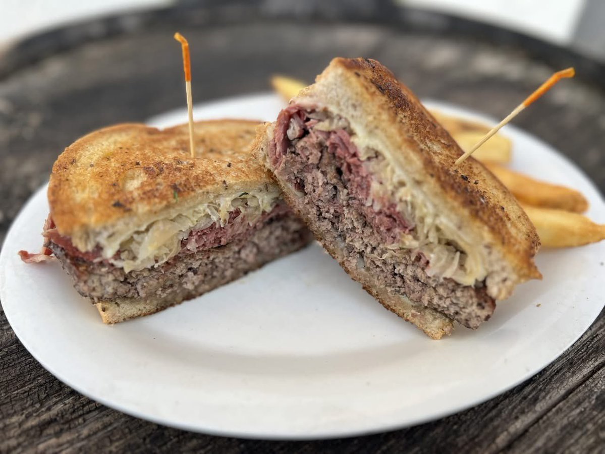 Winking Lizard tweet media