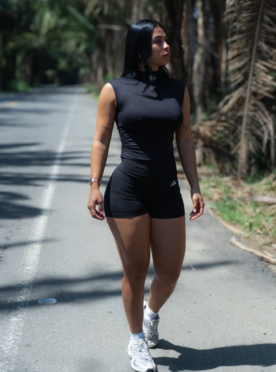 Mafemarlov's tweet image. Sali a trotar un poco hoy para distraerme 🏃🏻‍♀️ ¿Que opinan de mi outfit nuevo? Me queda bien jeje