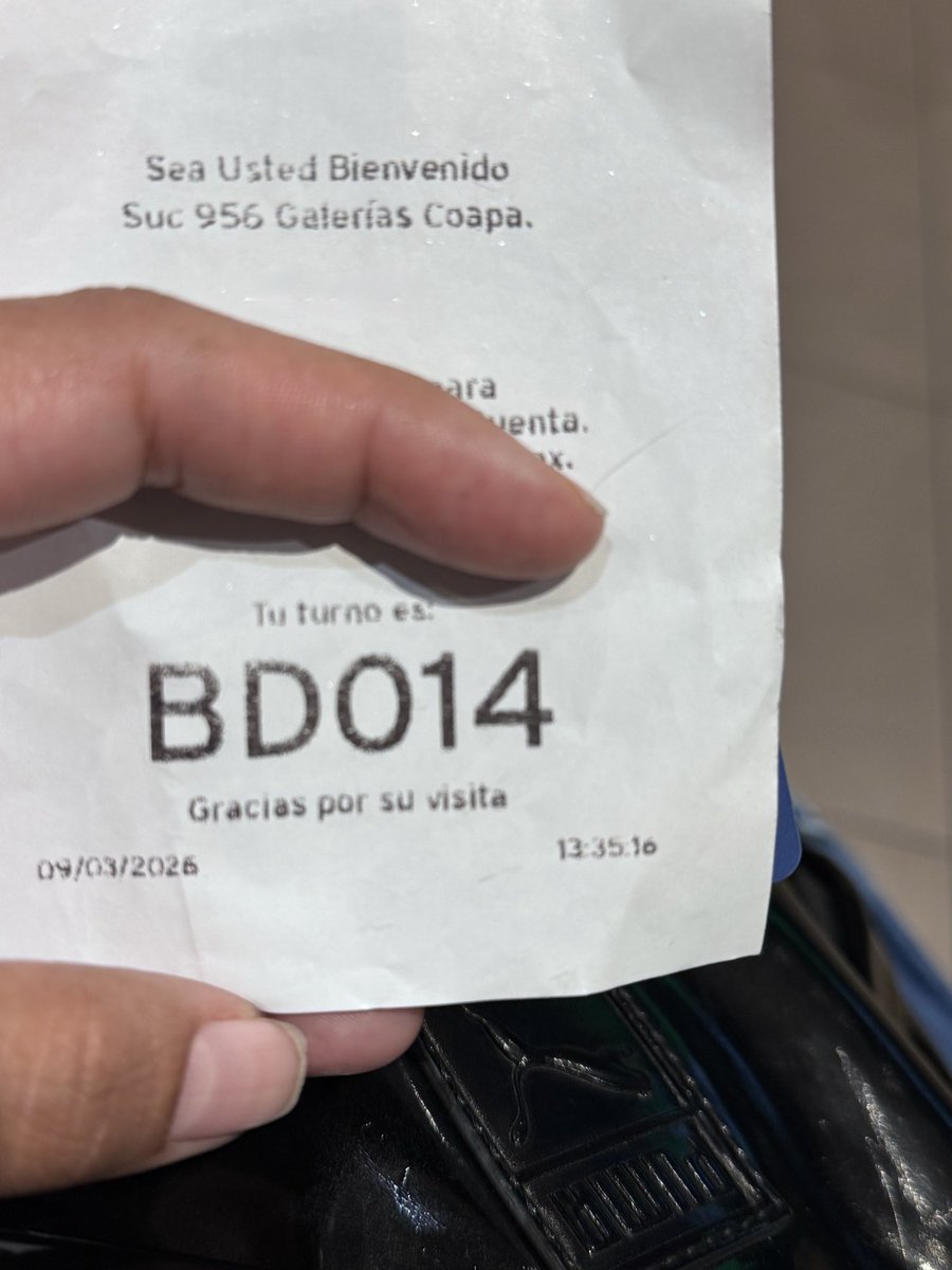 AuroMN93's tweet photo. @banamex llevó 2 horas y media sin que me atiendan https://t.co/zV1W4PzRvV