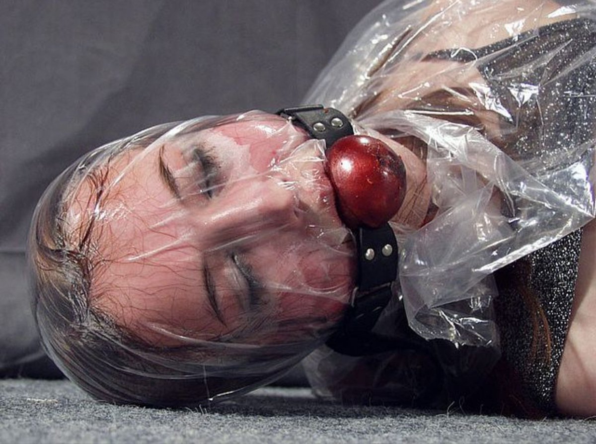 Kinktroter's tweet photo. @breathplay @fetish @pladticbag https://t.co/C9YNkhk9K6