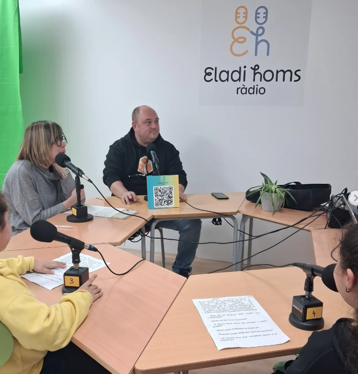 VallsJuga's tweet photo. 🎙️ Ara fa uns dies vam assitir a la ràdio @EladiHoms per parlar del Valls Juga, el Festival del Joc del Camp de Tarragona! Les preguntes de l’entrevista les va preparar el grup de 3r i van ser uns grans entrevistadors i una gran escola. #VallsJuga https://t.co/TzAIhPtWZ0