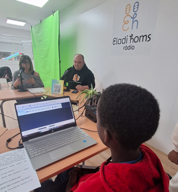 VallsJuga's tweet photo. 🎙️ Ara fa uns dies vam assitir a la ràdio @EladiHoms per parlar del Valls Juga, el Festival del Joc del Camp de Tarragona! Les preguntes de l’entrevista les va preparar el grup de 3r i van ser uns grans entrevistadors i una gran escola. #VallsJuga https://t.co/TzAIhPtWZ0