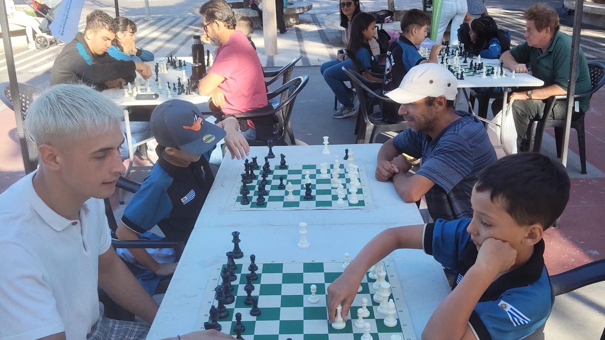 ¡Arrancaron las clases de ajedrez en el Municipio F!♟️

Una linda iniciativa que nuestro compañero Marcelo Valdez viene trabajando desde hace meses para acercar el ajedrez a gurises y vecinos del barrio.

Educación, juego y comunidad para el barrio👏