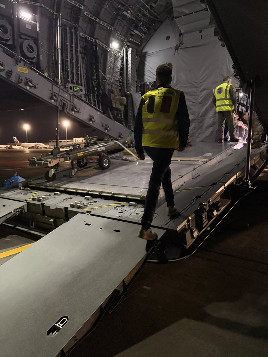 BelgiumMFA's tweet photo. 64 Belgians and 32 other European nationals just arrived in Hurghada from Dubai aboard an A400M military aircraft. 

An MRTT is ready for its flight to Brussels to complete this 4th repatriation flight 🇪🇺🇧🇪
@prevotmaxime @BelgiumDefence https://t.co/yIIAQZ1Inq