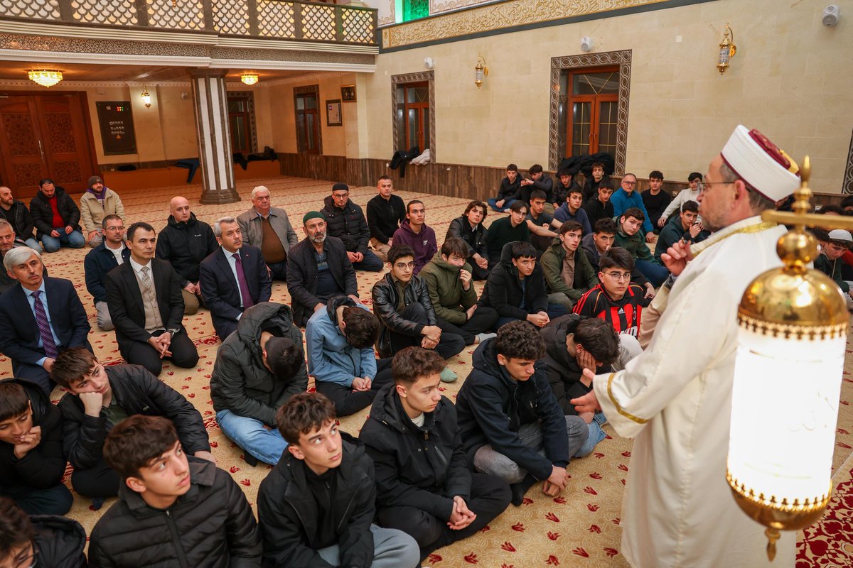 RizeVali's tweet photo. 📍 Pazar

Pazar Fen Lisesi öğrencileri, Ramazan ayının manevi atmosferini  yaşamak amacıyla Edebiyat Öğretmeni Hüseyin Kırmaz'ın öncülüğünde ilçe müftülüğü iş birliğiyle iftar programlarının ardından ilçedeki cemaati az olan camilerde bir araya gelerek teravih namazını eda ediyor. Gençlerin heyecanı ile Ramazan'ın manevi iklimi camileri şenlendiriyor.

Pazar Fen Lisesi Edebiyat öğretmeni Hüseyin Kırmaz'ın öncülüğünde 5 yıldır devam eden teravih buluşmaları bu yıl da Millî Eğitim Bakanlığı tarafından yürütülen “Maarifin Kalbinde Ramazan” etkinlikleri kapsamında gerçekleştiriliyor. Bugün Melyat Camii’nde düzenlenen teravih programına öğrencilerin daveti üzerine Valimiz Sayın İhsan Selim Baydaş da katılarak Pazar Kaymakamı Hamza İnam ve öğrencilerle birlikte teravih namazını eda etti.

Yaklaşık 100 öğrencinin katıldığı programda namaz sonrası öğrencilerle sohbet eden Vali Baydaş, gençlerin bu coşku ve heyecanını büyük bir mutlulukla karşıladıklarını belirterek, Ramazan ayının birlik, beraberlik ve paylaşma duygularını güçlendirdiğini ifade etti. Gençlerin gösterdiği ilgi ve heyecanın memnuniyet verici olduğunu vurgulayarak öğrencileri ve öğretmeni tebrik etti.

@ihsanselimb 
@Yusuf__Tekin 
@tcmeb 
@PAZARKAYMAKAMLI 
@diyanetbasin